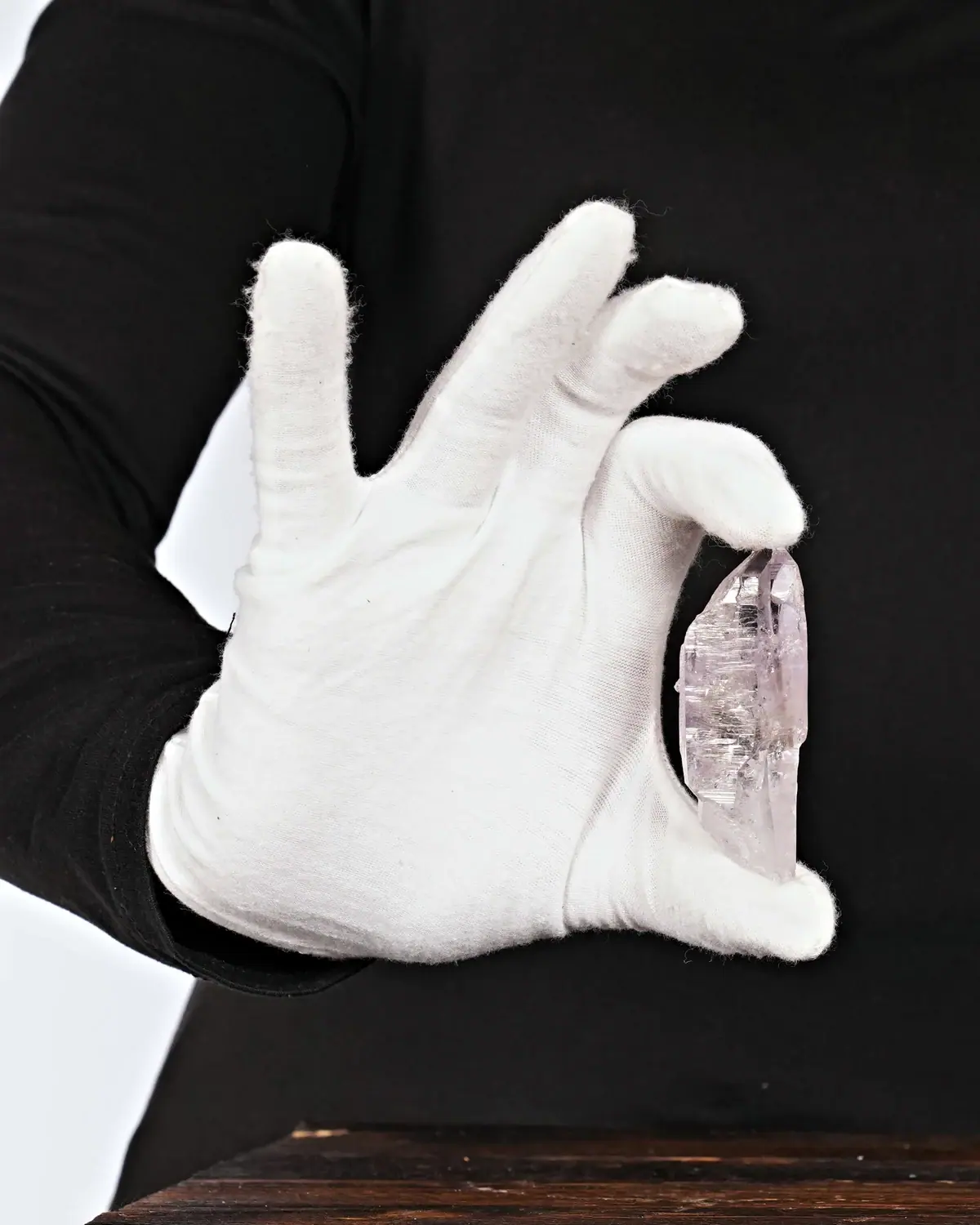 Die Vera-Cruz-Spitzen in weiss behandschuhten Händen