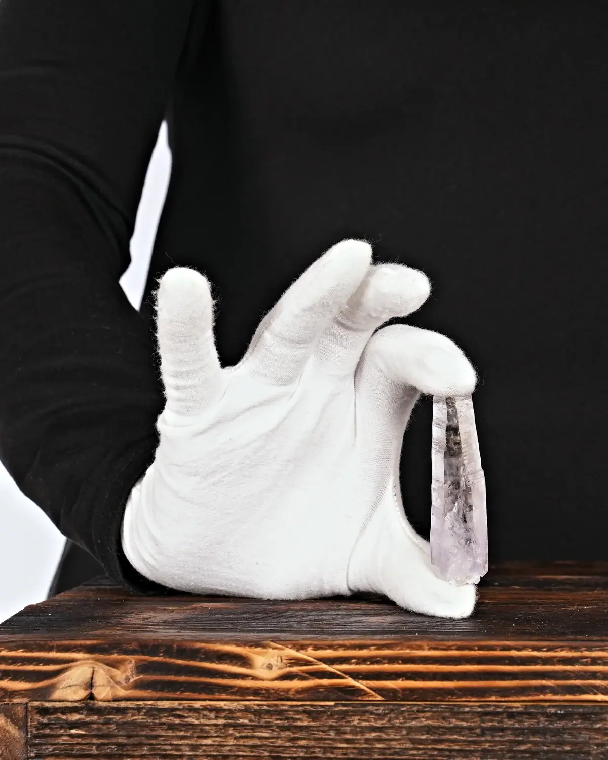 Die Vera-Cruz-Spitzen in weiss behandschuhten Händen