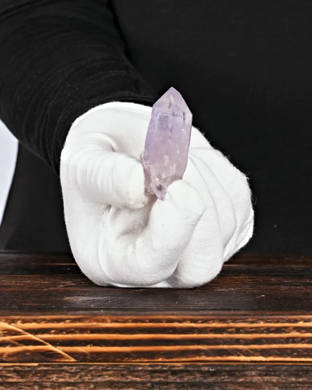 Amethyst Spitze Nr. 62 in weiss behandschuhten Händen