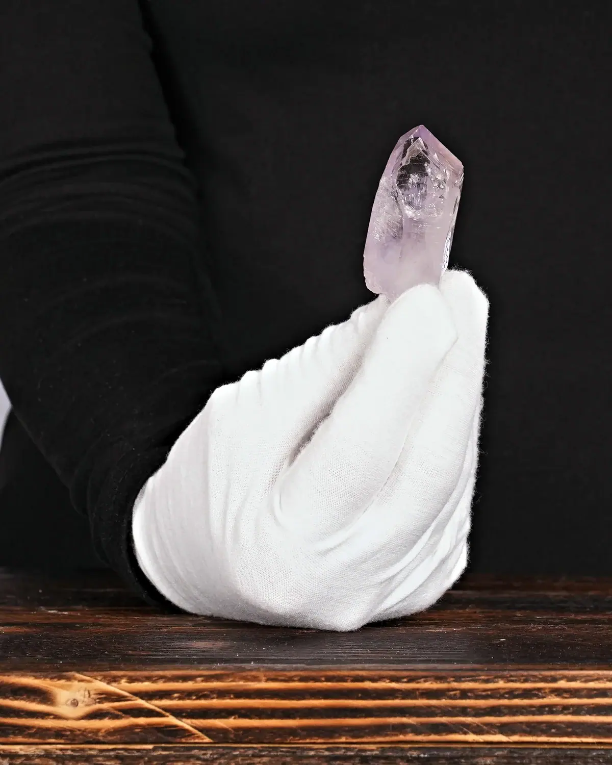 Amethyst Spitze Nr. 63 in weiss behandschuhten Händen
