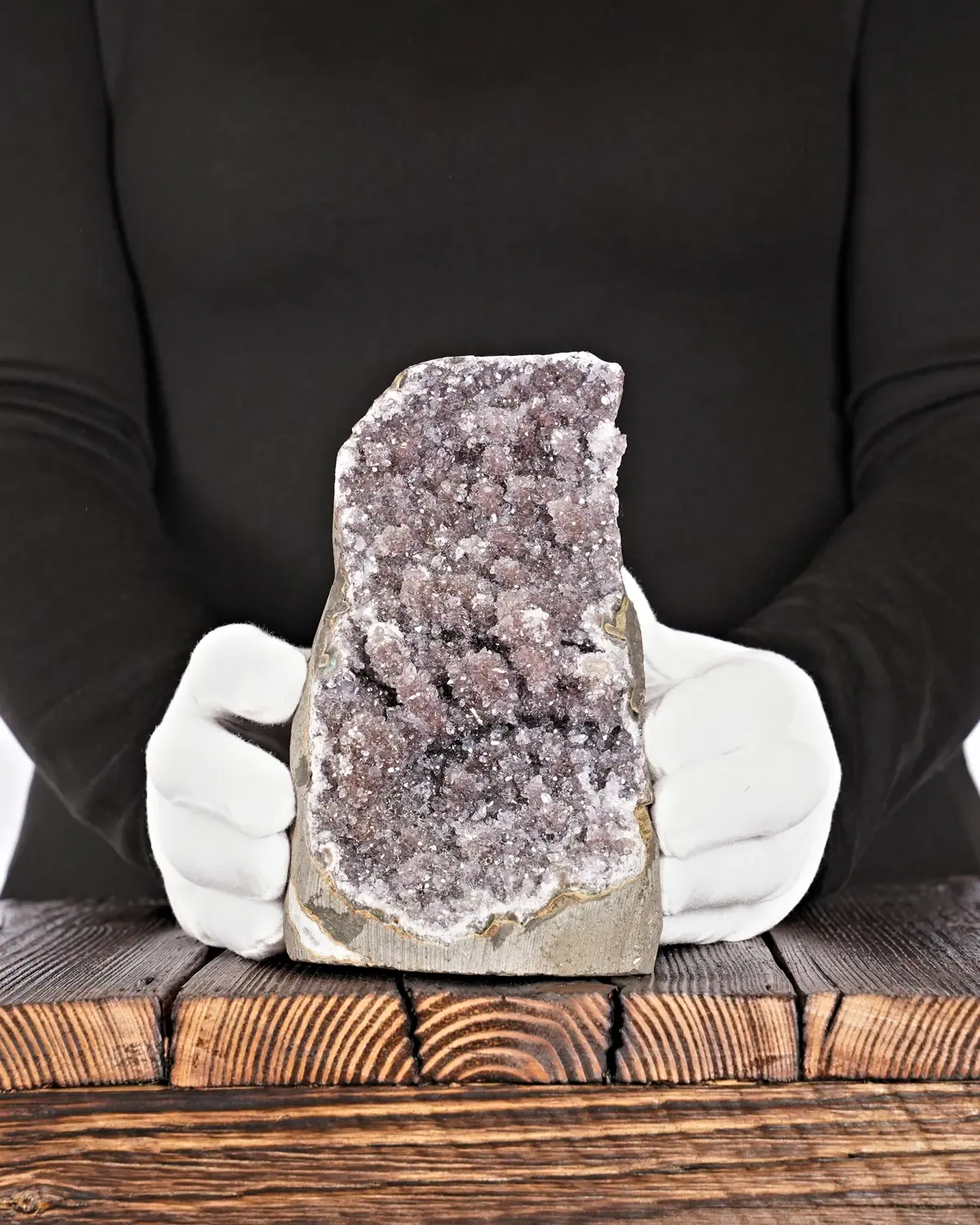 Amethyst Druse Nr. 71 in weiss behandschuhten Händen