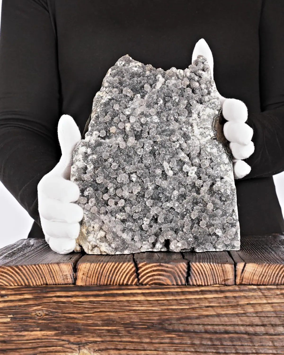 Amethyst Druse Nr. 83 in weiss behandschuhten Händen