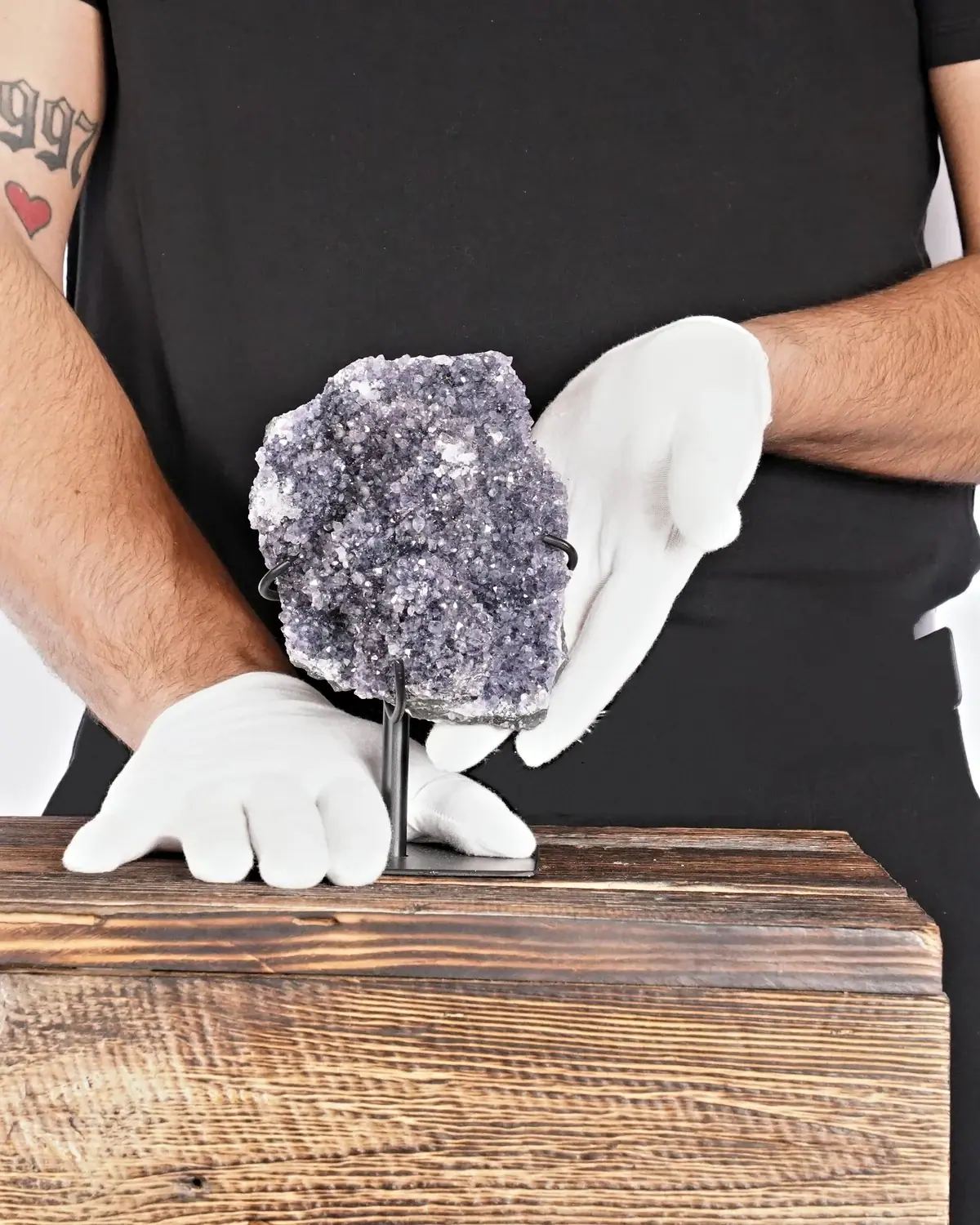 Amethyst auf Ständer Nr. 85 in weiss behandschuhten Händen