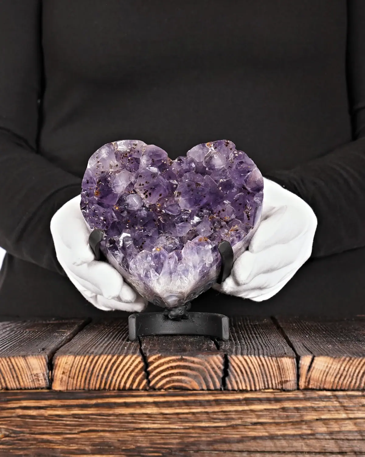 Das Goldlöckchen-Amethyst-Herz in weiss behandschuhten Händen