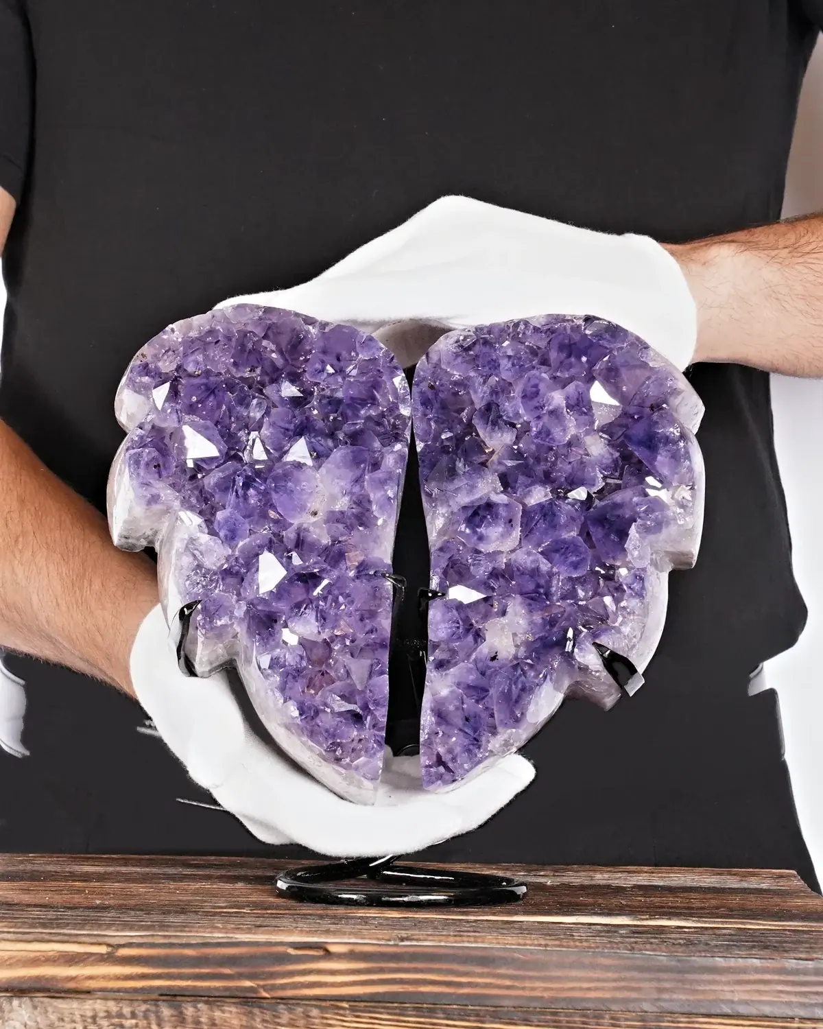 Der strahlende Amethyst Flügel in weiss behandschuhten Händen