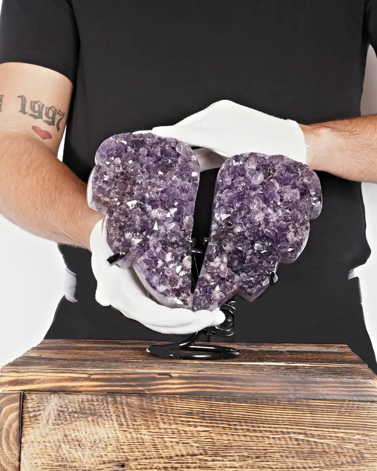 Der erdende Amethyst-Flügel in weiss behandschuhten Händen