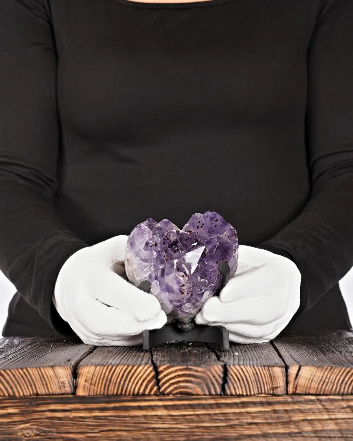 Das Zwergen-Herz aus Amethyst in weiss behandschuhten Händen