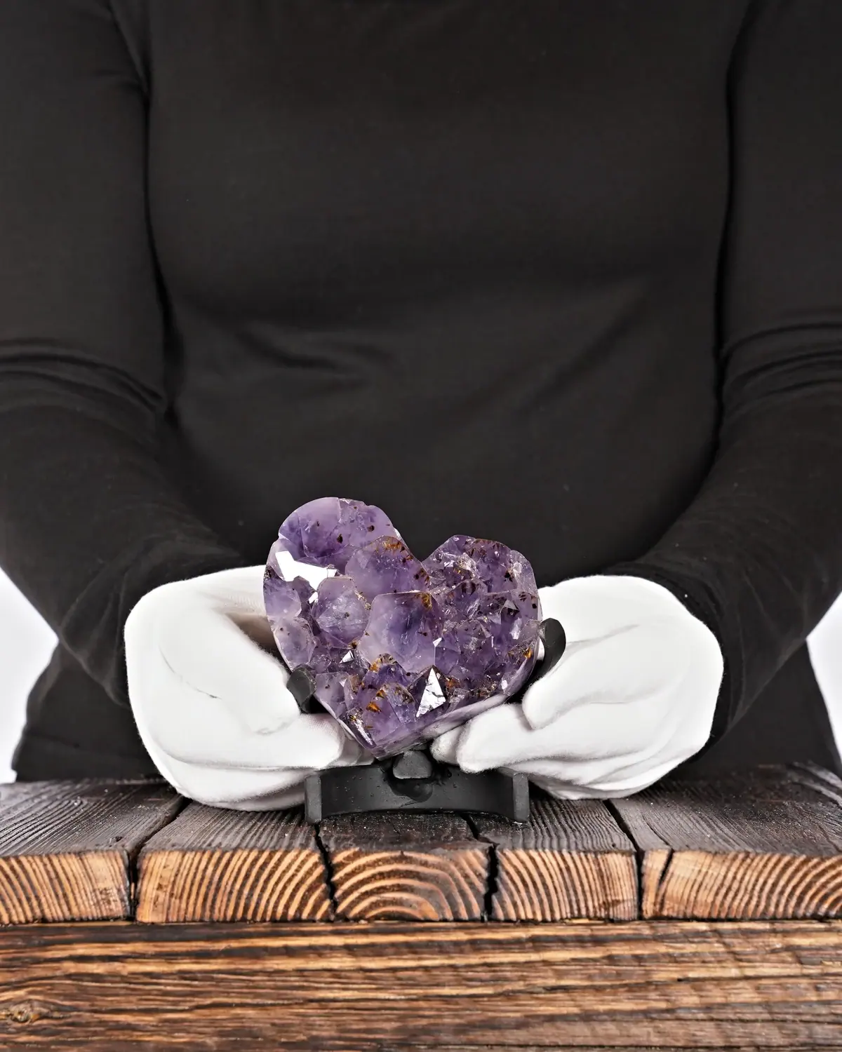 Das Zwergen-Herz aus Amethyst in weiss behandschuhten Händen