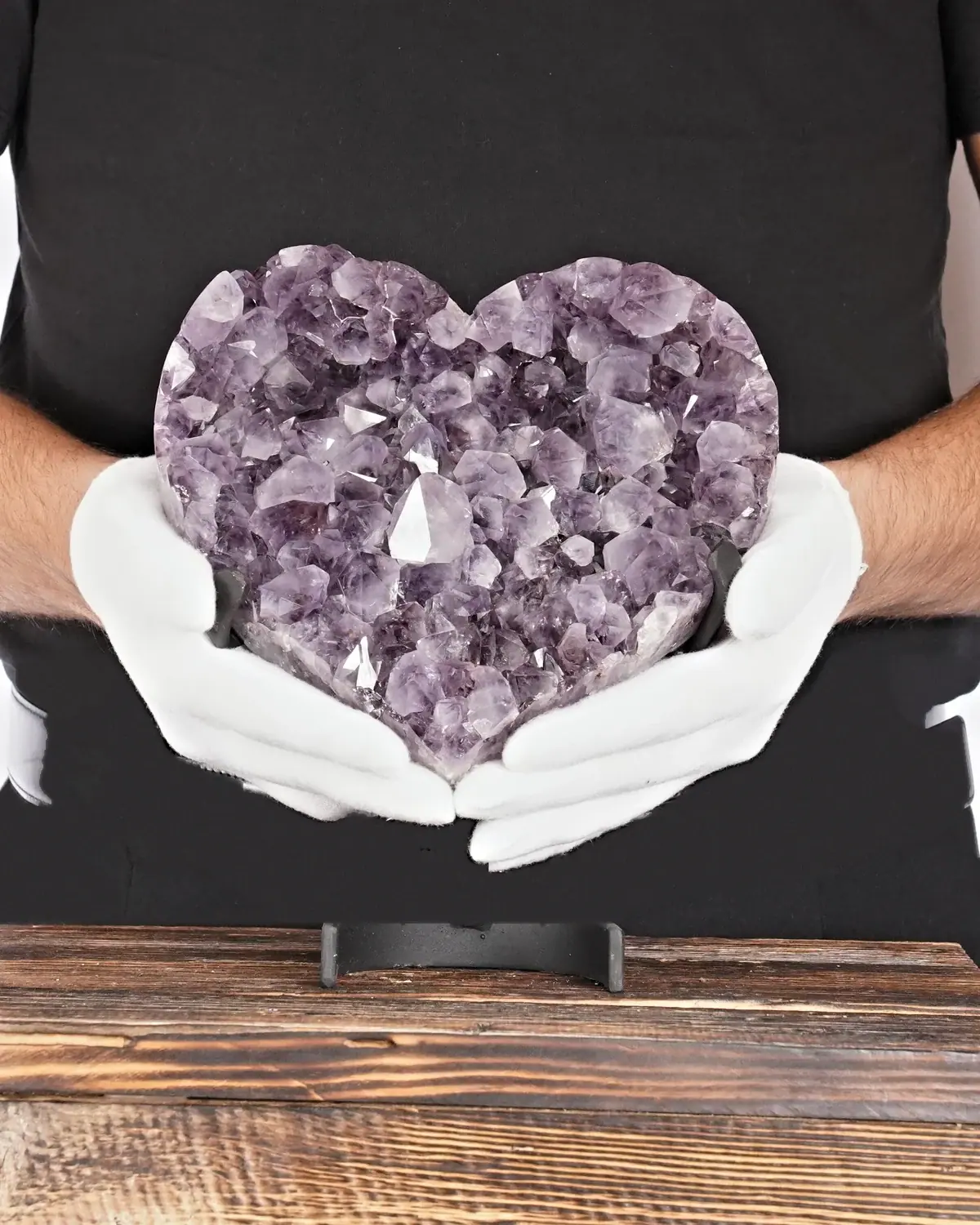 Amethyst Herz Nr. 122 in weiss behandschuhten Händen