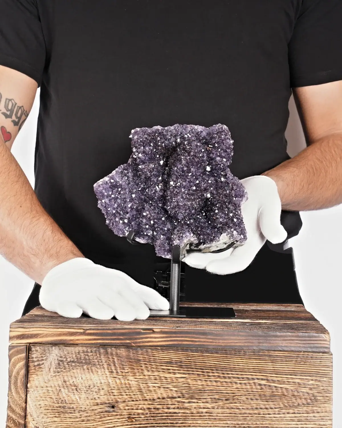 Amethyst auf Ständer Nr. 131 in weiss behandschuhten Händen
