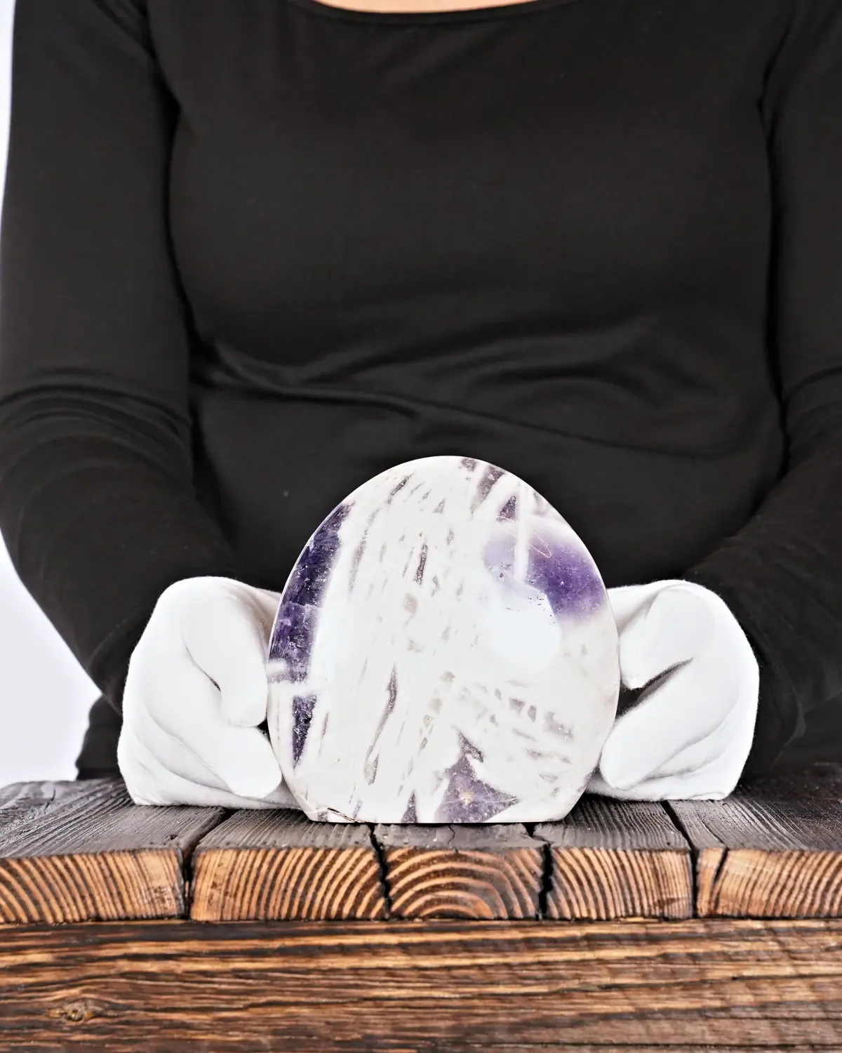 Amethyst Freiform Nr. 133 in weiss behandschuhten Händen