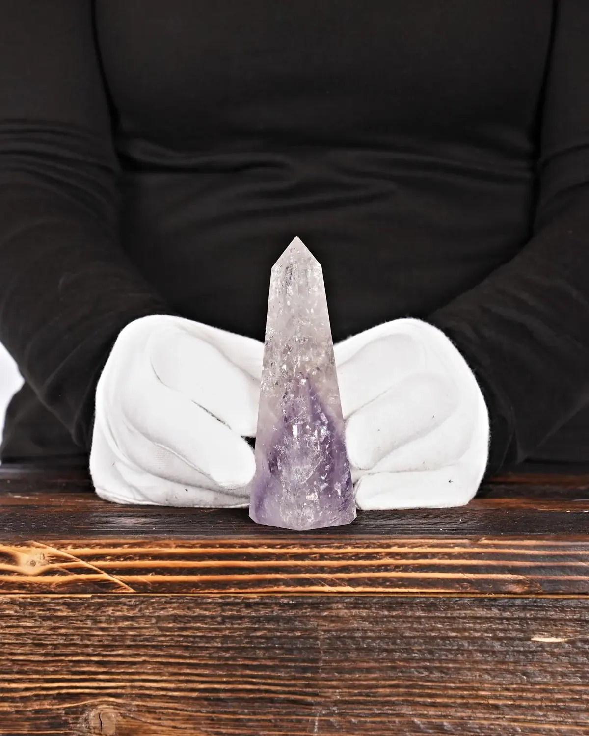 Polierte Amethystspitze Nr. 139 in weiss behandschuhten Händen