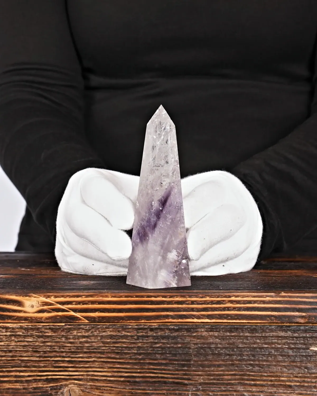 Polierte Amethystspitze Nr. 142 in weiss behandschuhten Händen