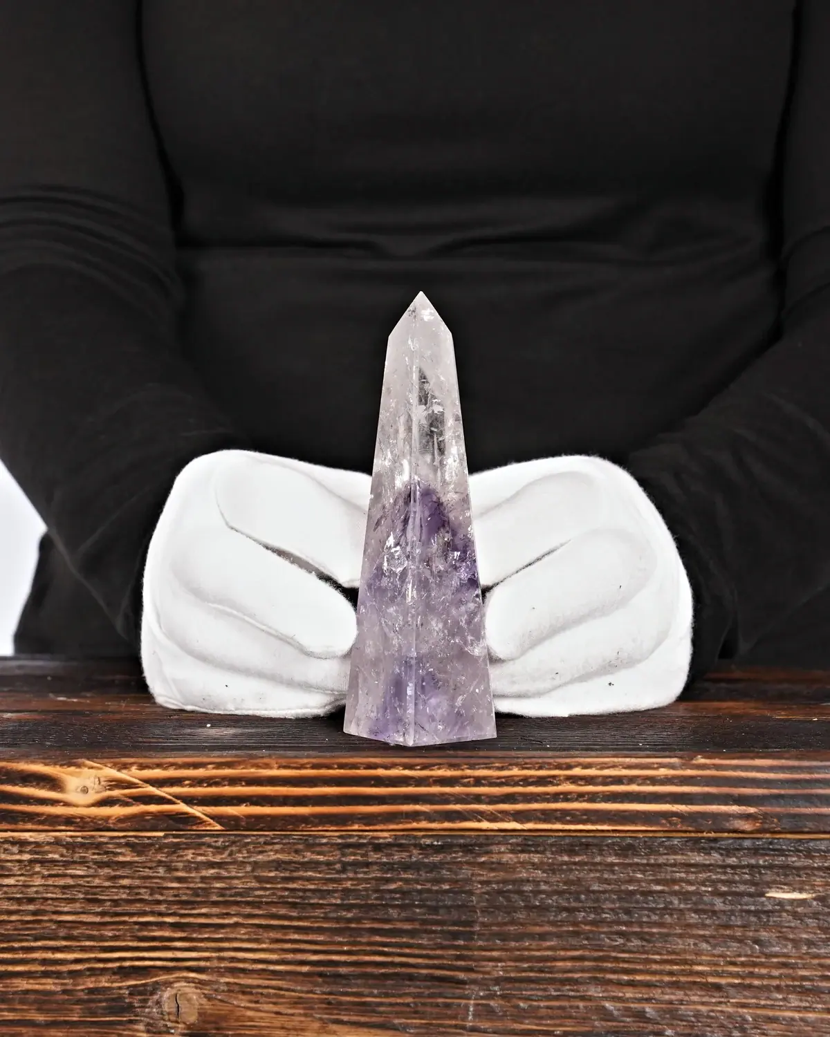 Polierte Amethystspitze Nr. 143 in weiss behandschuhten Händen