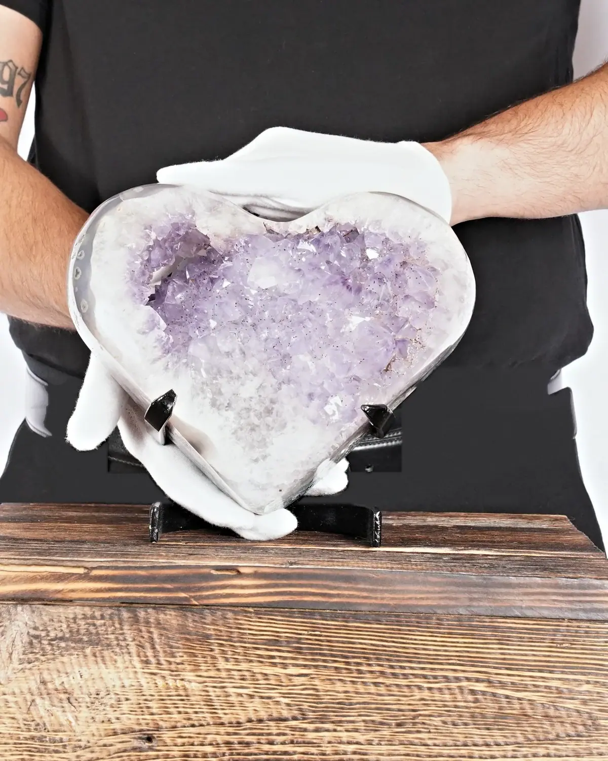 Amethyst Herz Nr. 145 in weiss behandschuhten Händen