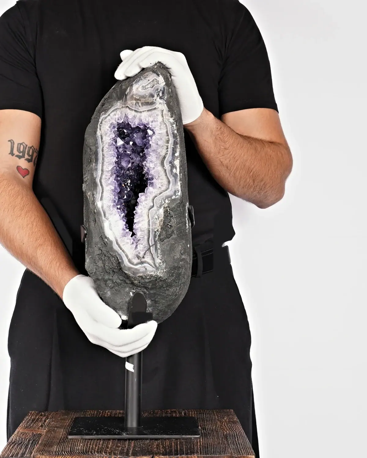 Amethyst auf Ständer Nr. 147 in weiss behandschuhten Händen