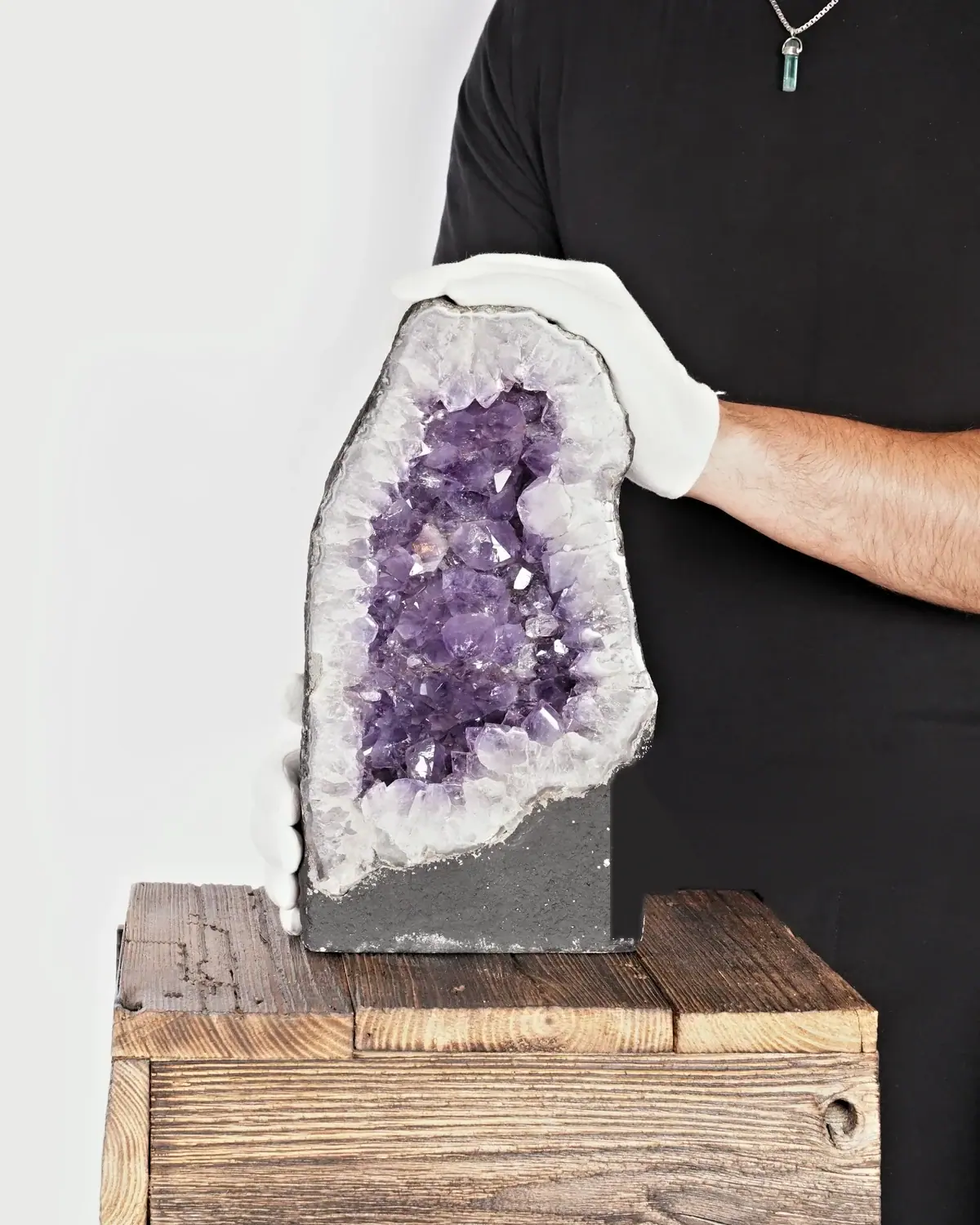 Amethyst Geode Nr. 159 in weiss behandschuhten Händen