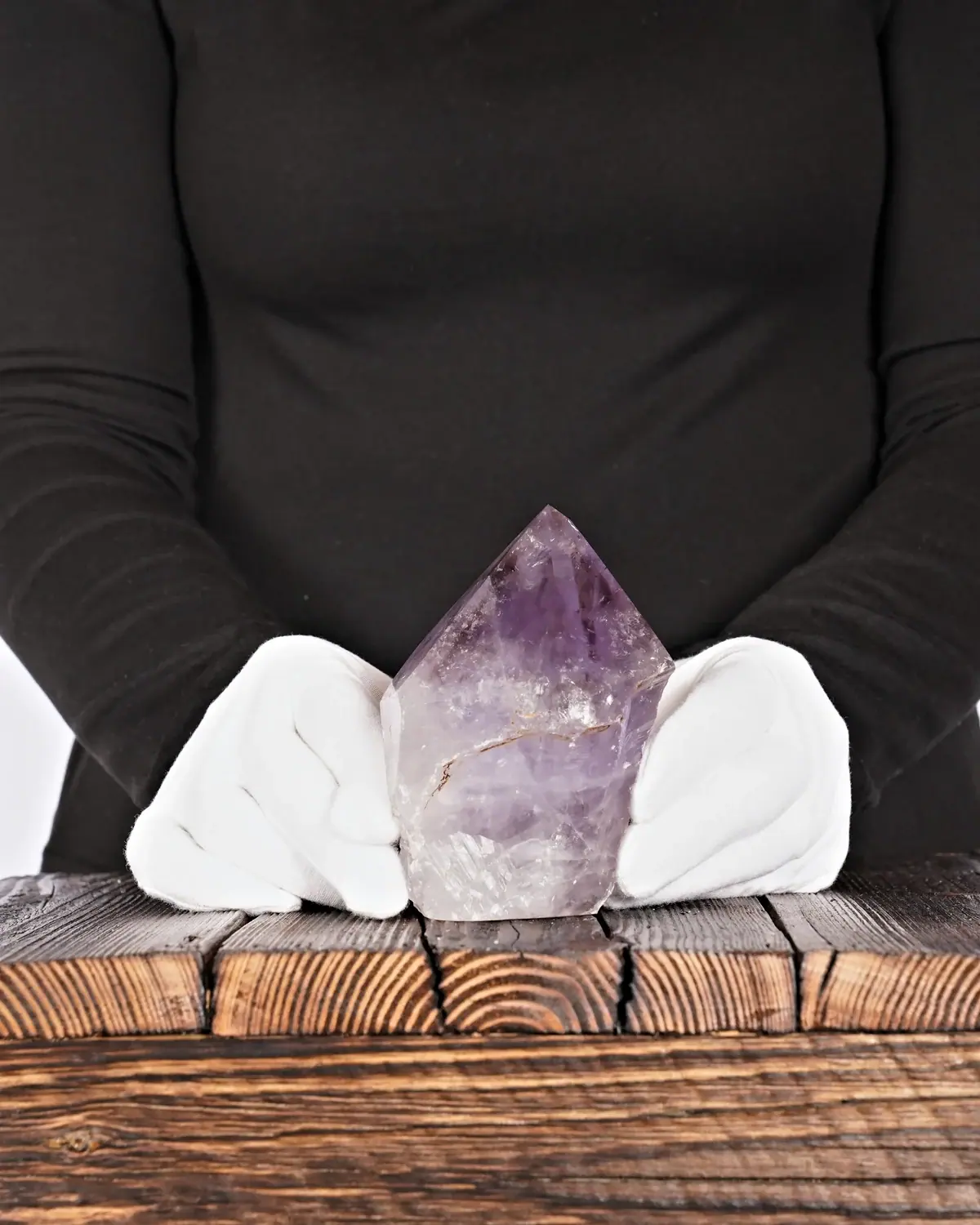 Die eiserne Amethyst Spitze in weiss behandschuhten Händen