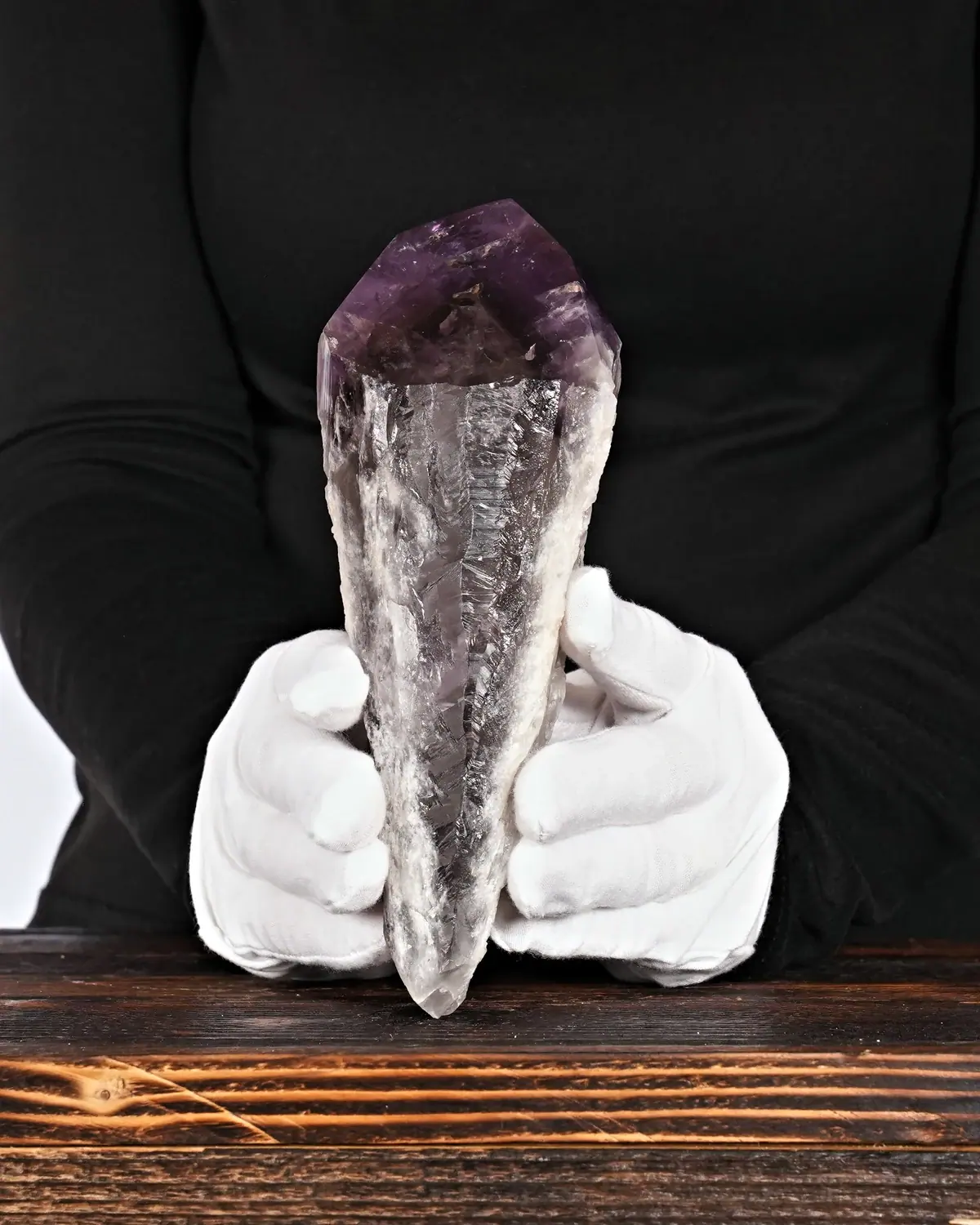 Amethyst Spitze Nr. 195 in weiss behandschuhten Händen