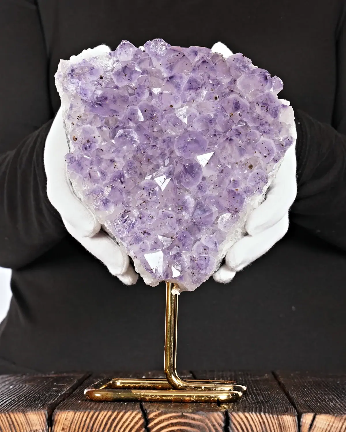 Amethyst Druse Nr. 199 in weiss behandschuhten Händen