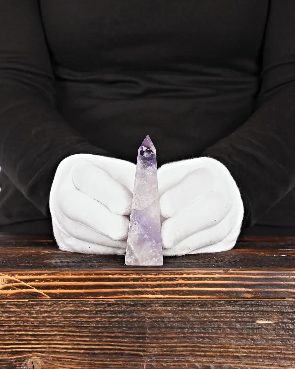 Polierte Amethystspitzen Nr. 203 in weiss behandschuhten Händen