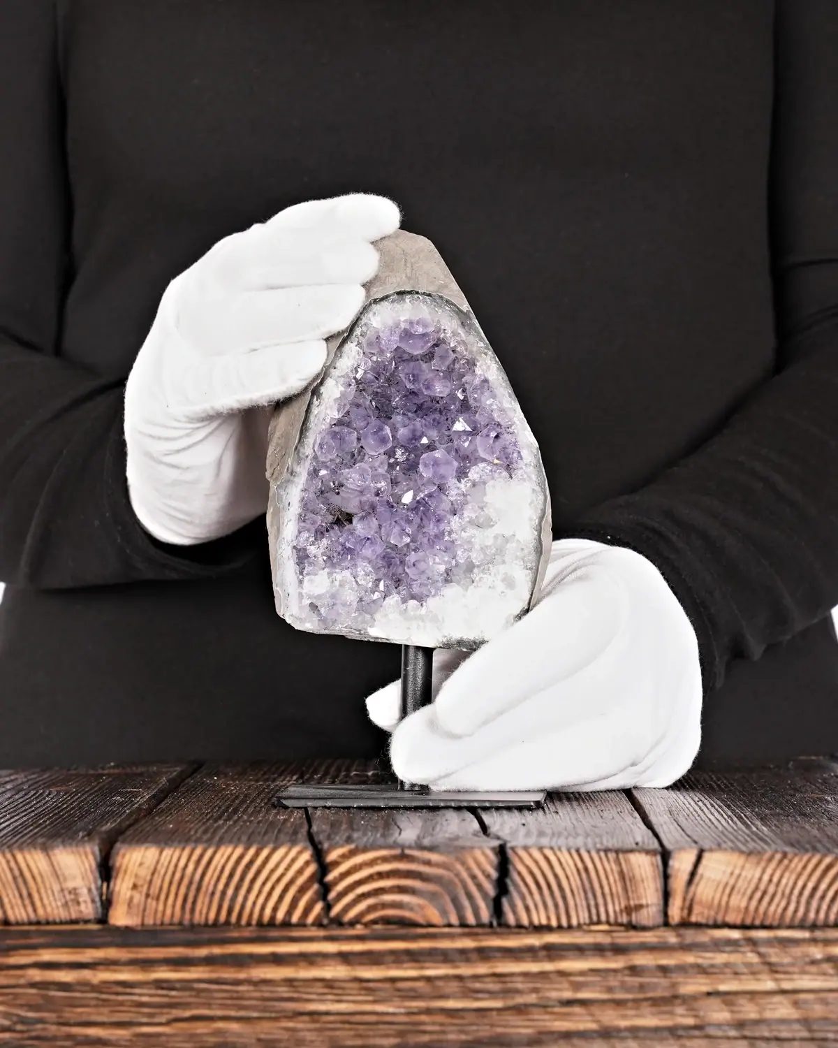 Amethyst auf Ständer Nr. 204 in weiss behandschuhten Händen
