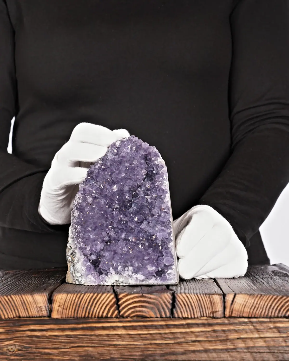 Amethyst Geode Nr. 205 in weiss behandschuhten Händen