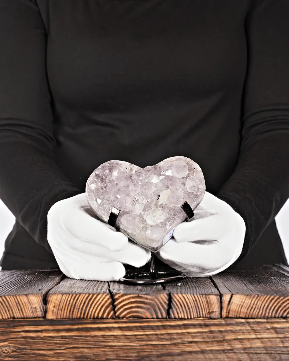 Amethyst Herz Nr. 206 in weiss behandschuhten Händen