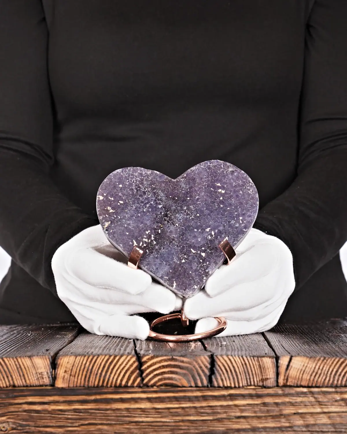 Amethyst Herz Nr. 207 in weiss behandschuhten Händen