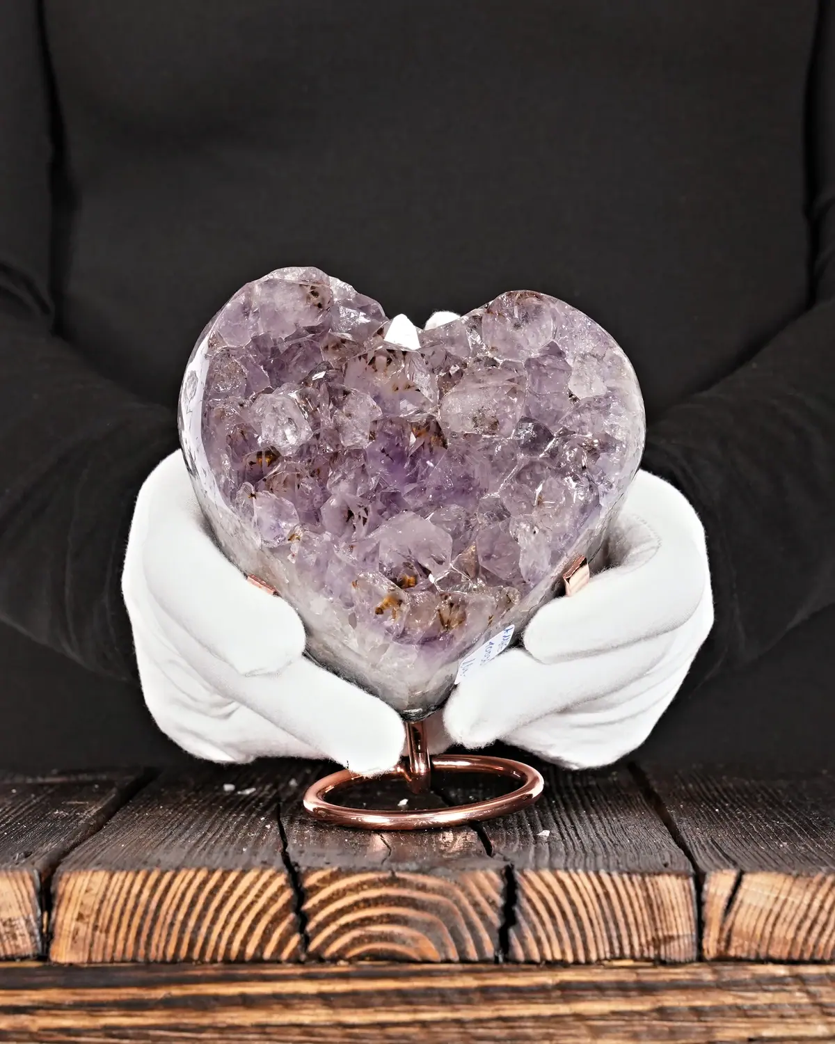 Amethyst Herz Nr. 208 in weiss behandschuhten Händen