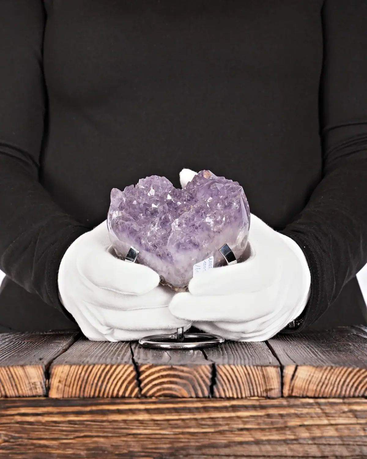 Amethyst Herz Nr. 210 in weiss behandschuhten Händen