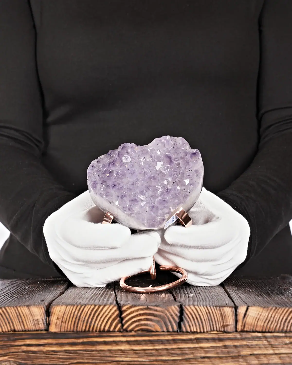 Amethyst Herz Nr. 211 in weiss behandschuhten Händen
