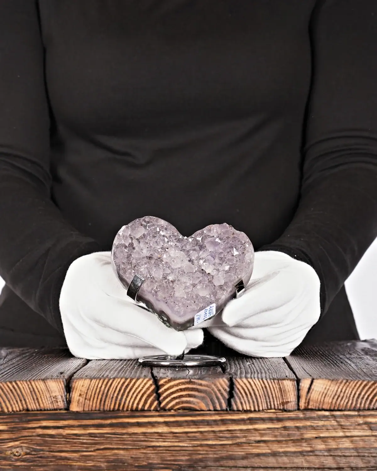 Amethyst Herz Nr. 212 in weiss behandschuhten Händen