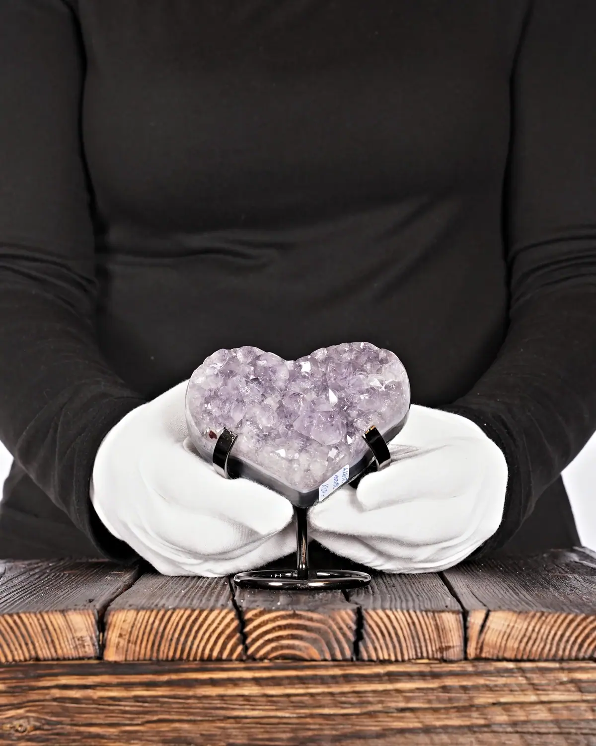 Amethyst Herz Nr. 213 in weiss behandschuhten Händen