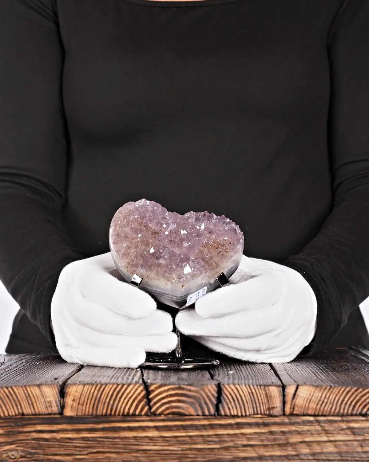 Amethyst Herz Nr. 214 in weiss behandschuhten Händen