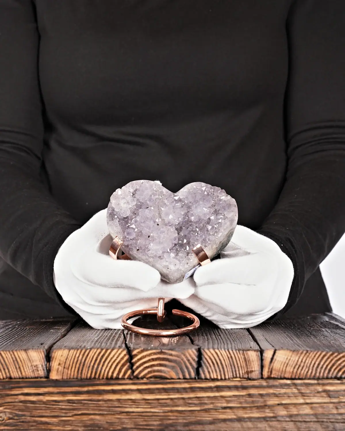 Amethyst Herz Nr. 216 in weiss behandschuhten Händen