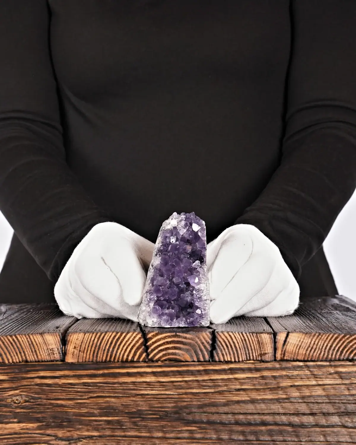 Amethyst Geode Nr. 220 in weiss behandschuhten Händen
