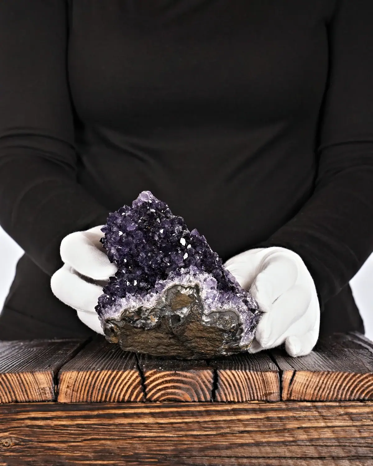 Amethyst Druse Nr. 223 in weiss behandschuhten Händen