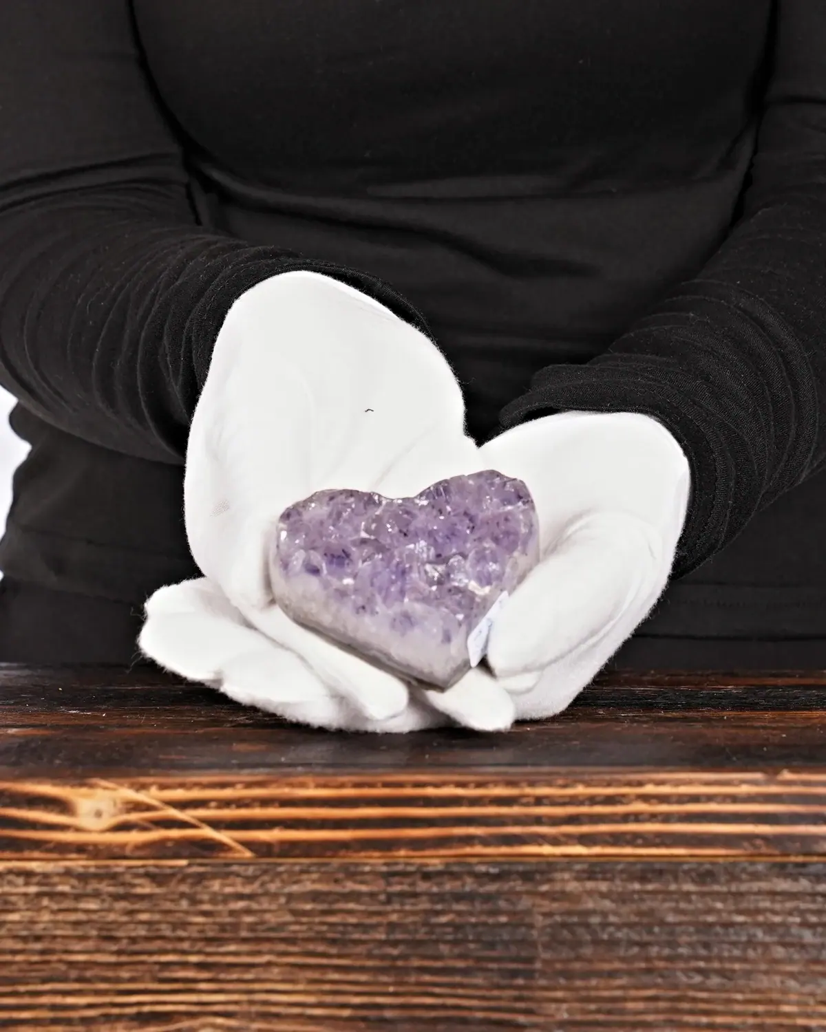 Amethyst Herz Nr. 225 in weiss behandschuhten Händen