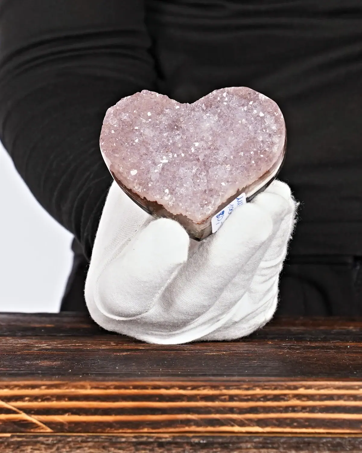 Pink Amethyst Herz Nr. 226 in weiss behandschuhten Händen