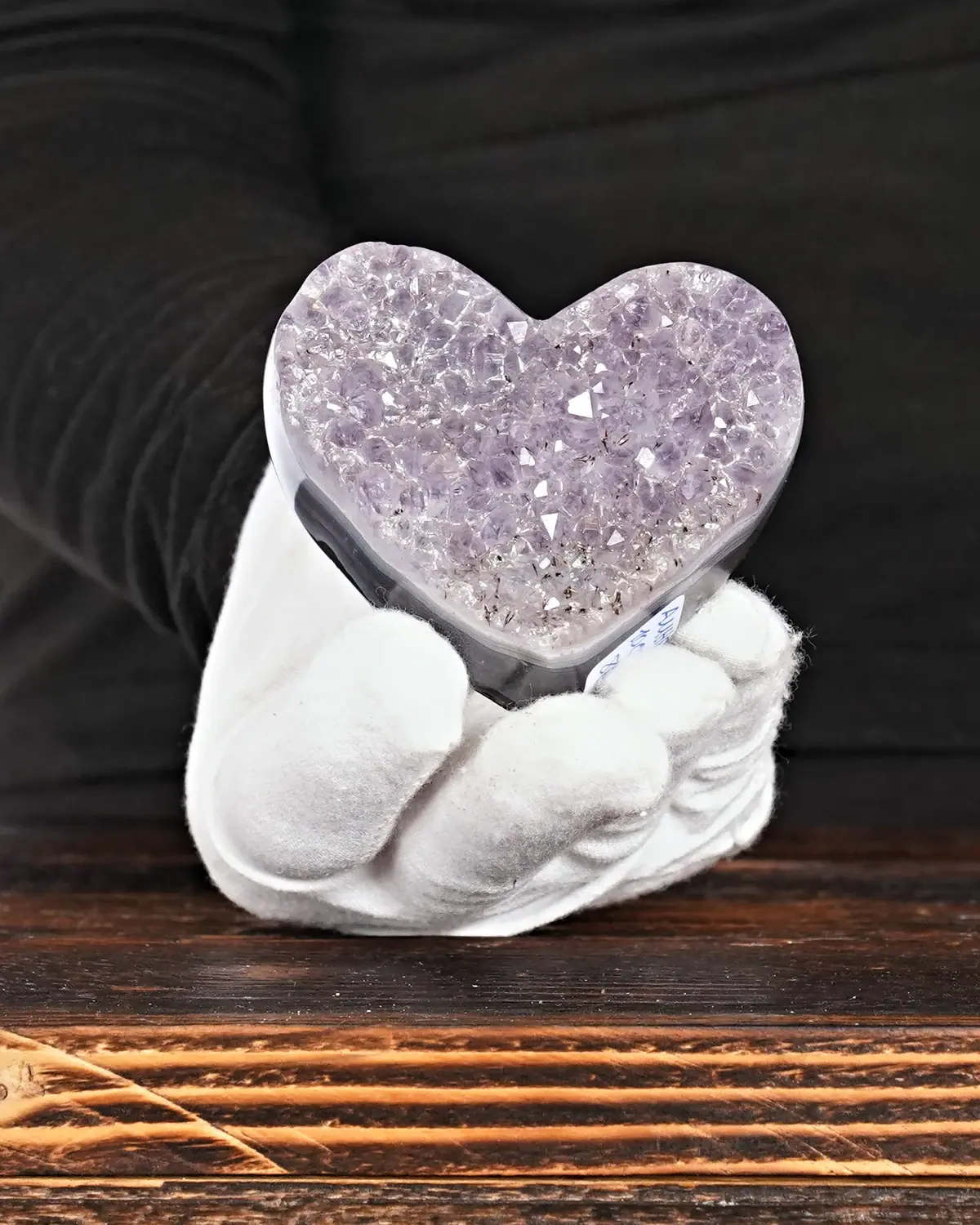 Amethyst Herz Nr. 227 in weiss behandschuhten Händen
