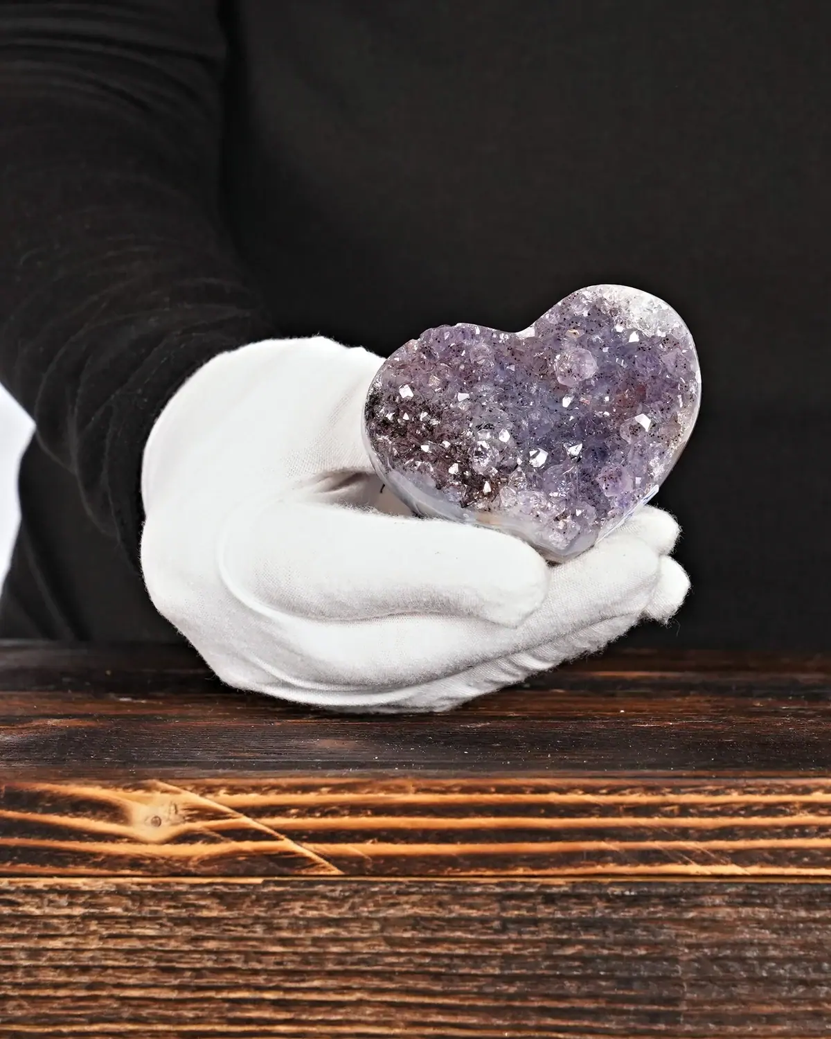 Amethyst Herz Nr. 228 in weiss behandschuhten Händen