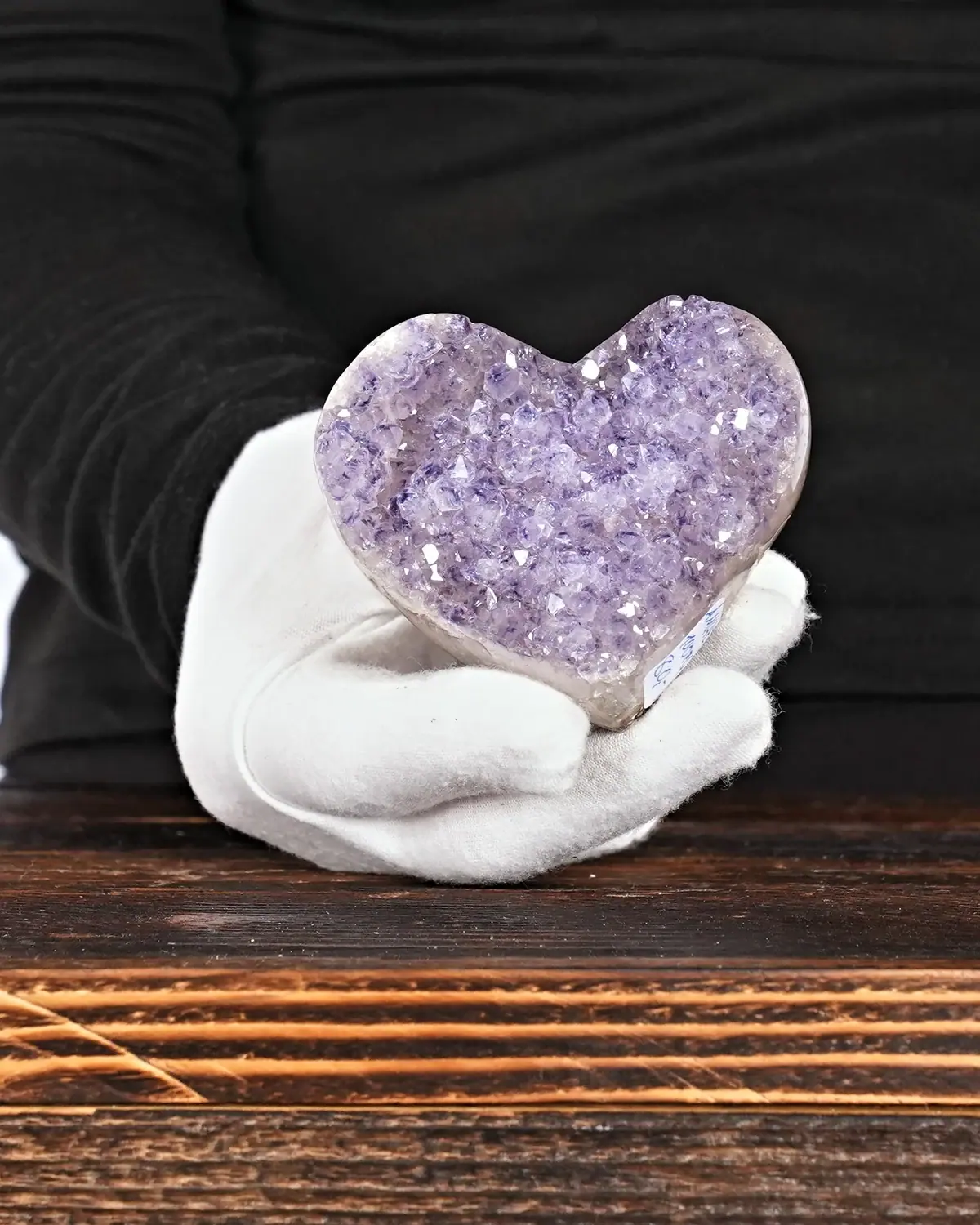 Amethyst Herz Nr. 229 in weiss behandschuhten Händen