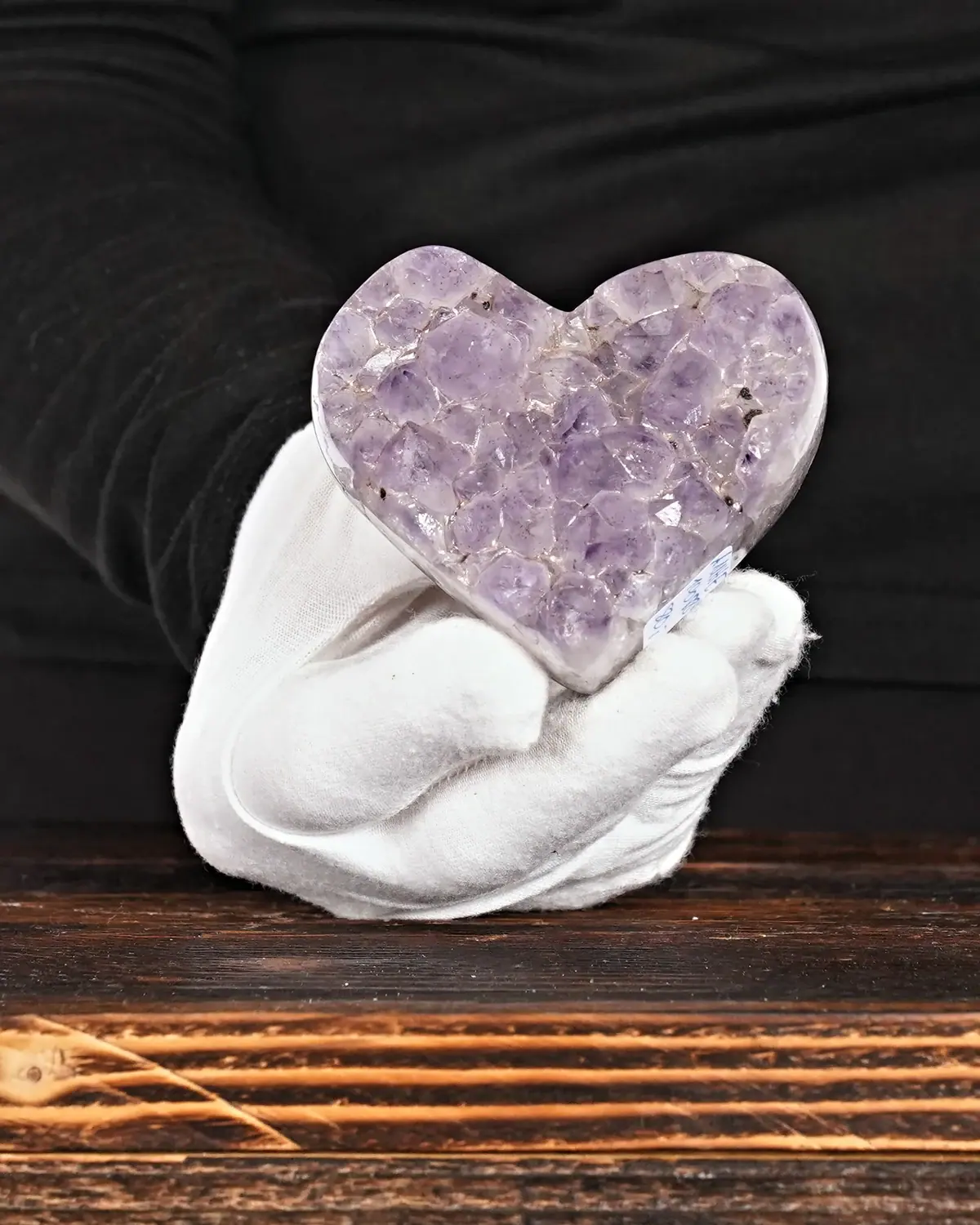 Amethyst Herz Nr. 230 in weiss behandschuhten Händen