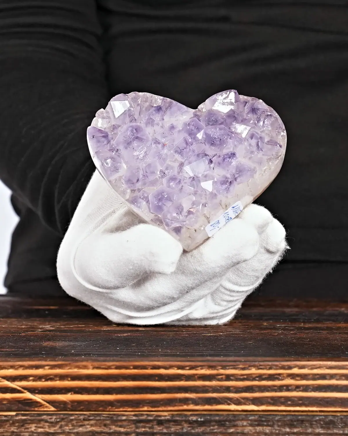 Amethyst Herz Nr. 231 in weiss behandschuhten Händen