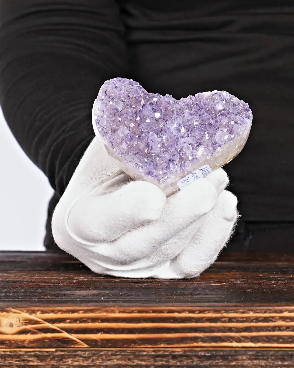 Amethyst Herz Nr. 232 in weiss behandschuhten Händen