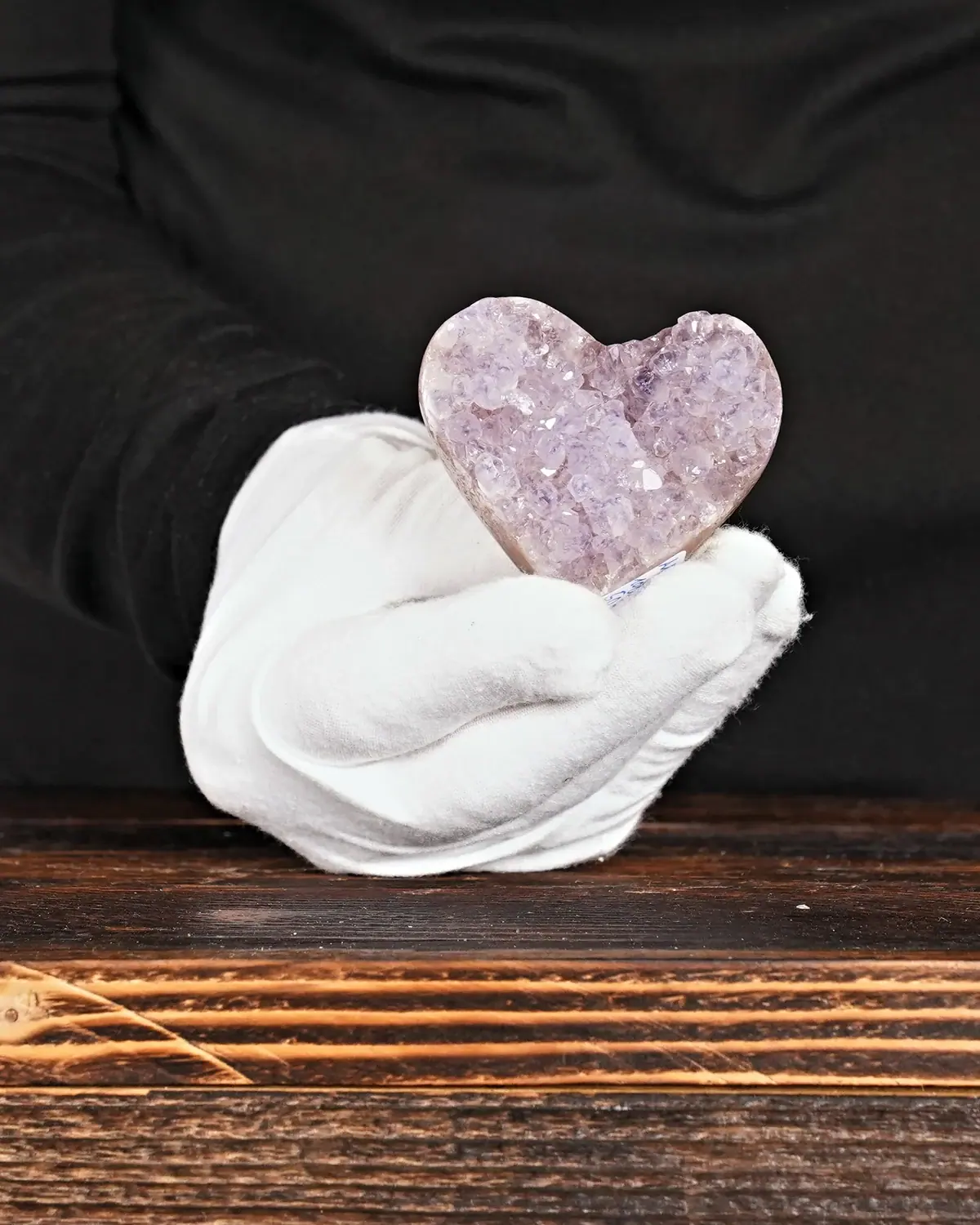 Amethyst Herz Nr. 233 in weiss behandschuhten Händen