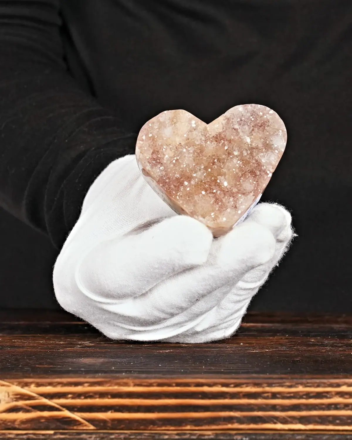 Pink Amethyst Herz Nr. 234 in weiss behandschuhten Händen