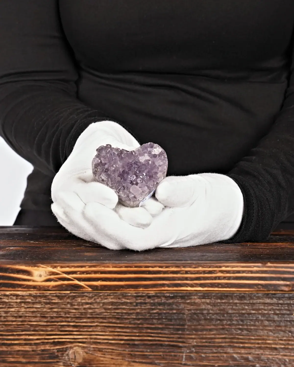 Amethyst Herz Nr. 235 in weiss behandschuhten Händen