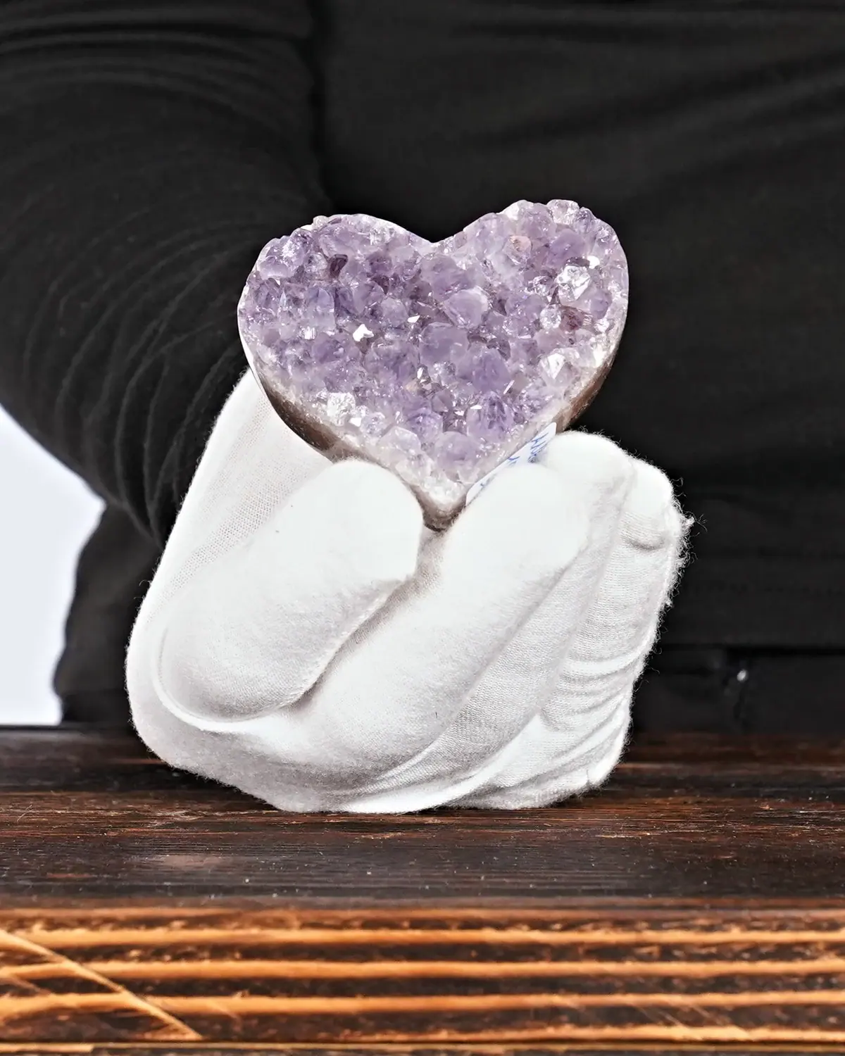Amethyst Herz Nr. 236 in weiss behandschuhten Händen